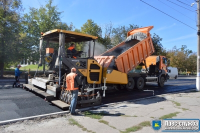 Нарешті ремонтують другу частину вулиці Електрометалургів