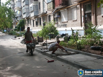 В Нікополі відновлюють тротуари та дороги за кошти місцевого бюджету