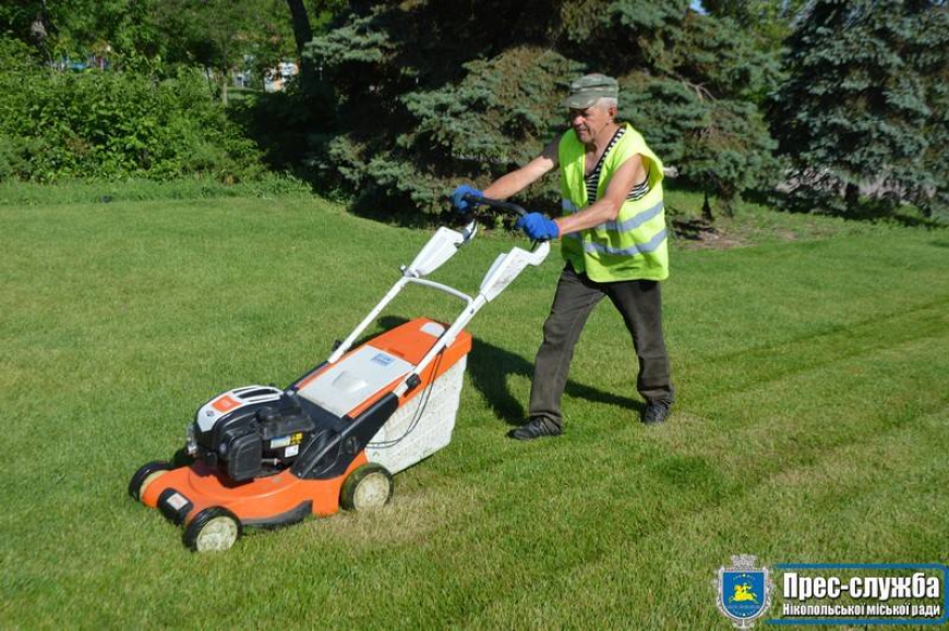 У Нікополі активно косять траву