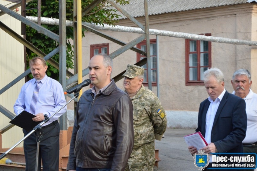 Нікопольських юнаків провели на службу до лав ЗСУ