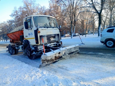 Комунальні служби працюють над усуненням наслідків негоди