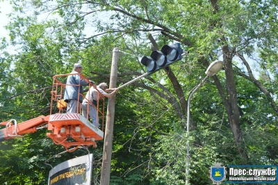 На перехресті встановили траверси і дублюючі світлофори