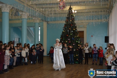 3 січня у Нікопольському культурно-дозвіллєвому центрі відбувся новорічний ранок та вистава &laquo;Новорічне сновидіння&raquo; для дітей, батьки яких є учасниками бойових дій у зоні АТО.
