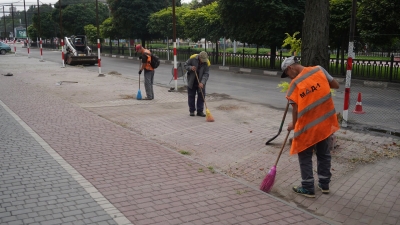 Продовжується робота комунальників у місті