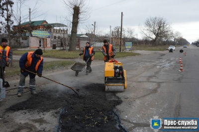 Комунальники проводять роботи з благоустрою Нікополя