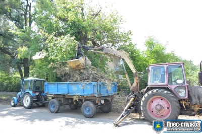 Комунальники продовжують наводити порядок після буревію