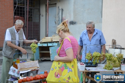 В Нікополі триває боротьба зі стихійною торгівлею