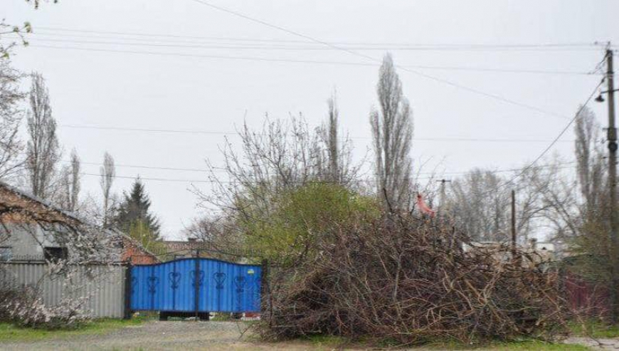 Шановні мешканці міста! Звертаємо вашу увагу, війна - не привід перетворювати місто на сміттєзвалища та суцільні купи гілля!