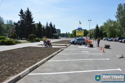 В Нікополі наносять розмітку на дороги