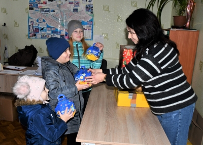 Напередодні новорічних та різдвяних свят діти з родин, які опинилися у складних життєвих обставинах, отримали подарунки від благодійників