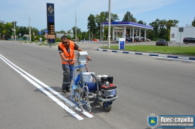 На дороги Нікополя наносять поздовжню розмітку