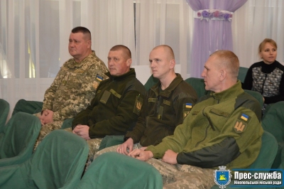 5 грудня в Палаці урочистих подій міський голова Андрій Фісак привітав і відзначив Подяками нікопольських волонтерів та військовослужбовців.