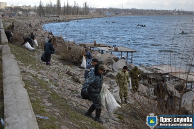 Нікопольці прибирали сміття на набережній