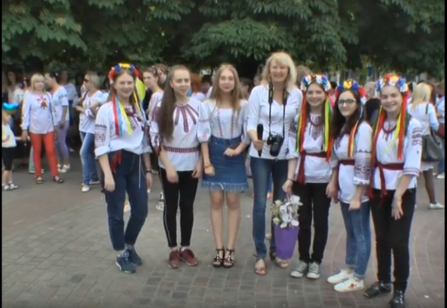 В Нікополі пройшов марш вишиванки