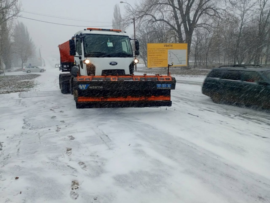 Хуртовина випробовує, комунальні служби Нікополя діють