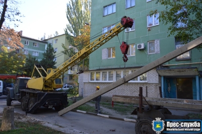 Комунальники розчищають дощову каналізацію та проводять роботи по освітленню дворів кооперативних будинків по вулиці Шевченка