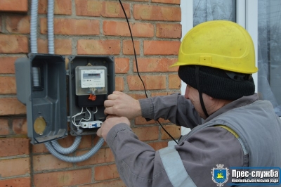 Робітники ДТЕКу проводять заміну автоматичних вмикачів у лічильниках споживачів селища Північне