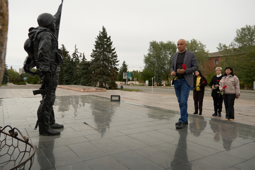 У Нікополі вшанували захисників і захисниць України
